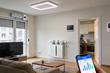 Inteligentne ogrzewanie w bloku – salon z głowicami TRV 2025